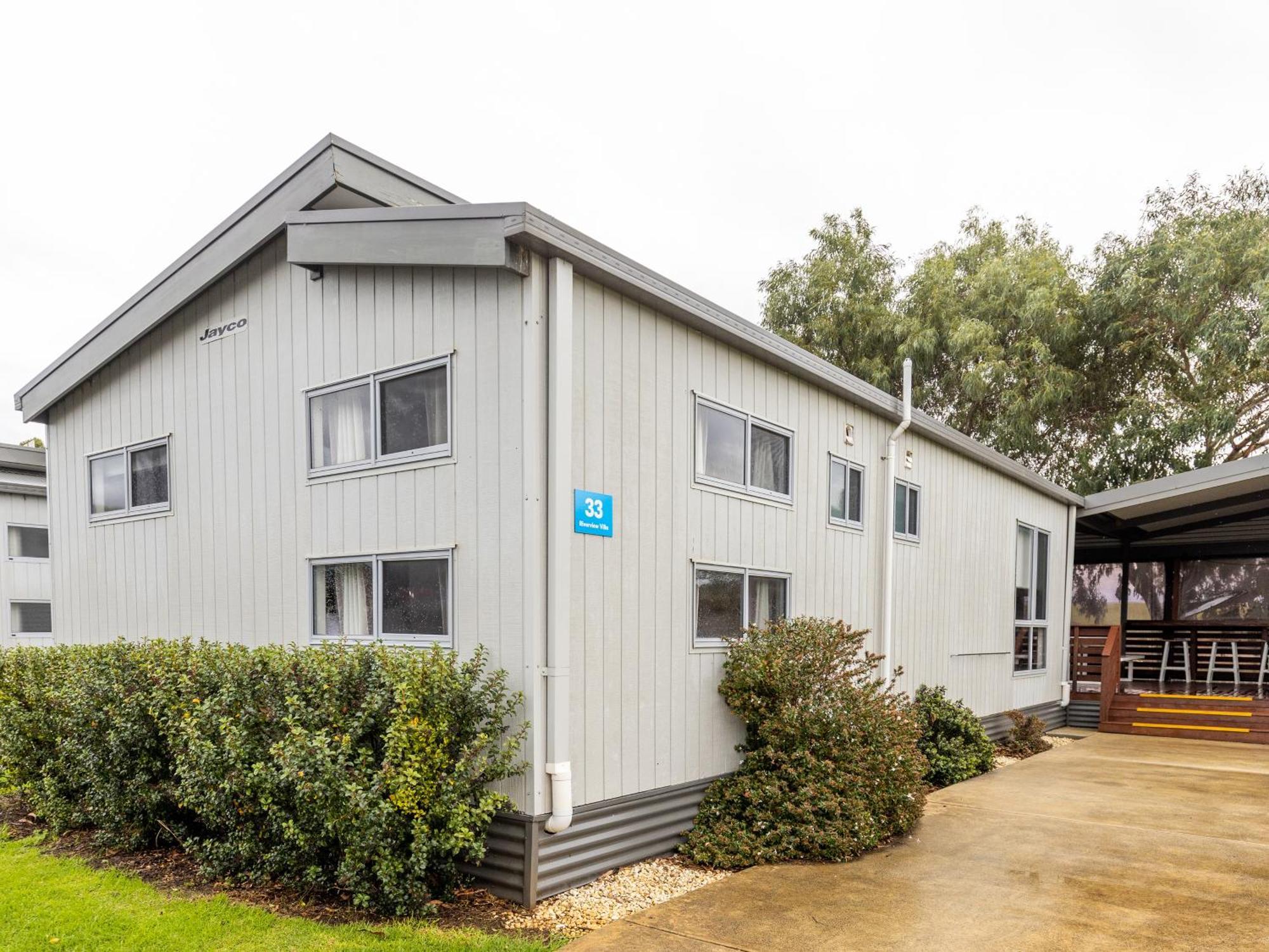 Nrma Warrnambool Riverside Holiday Park Room photo