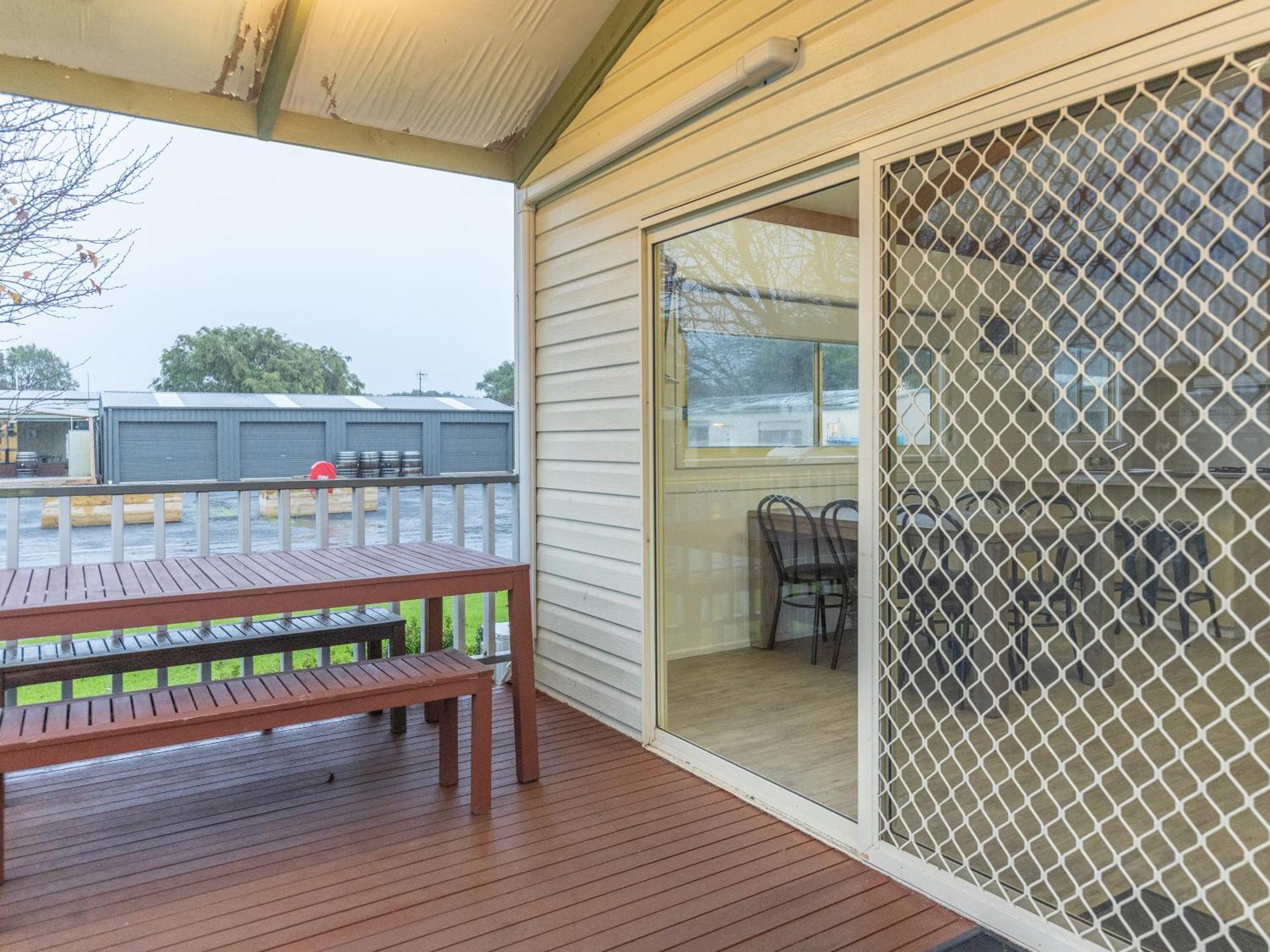 Nrma Warrnambool Riverside Holiday Park Room photo